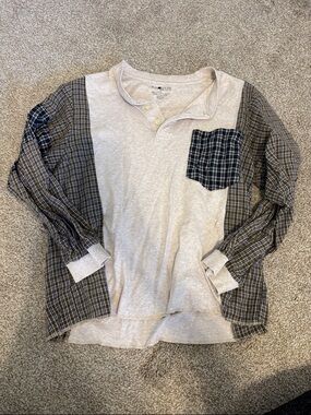 Women's Two-Tone Long Sleeve Henley Tee with Plaid Sleeves - Light Gray & Navy